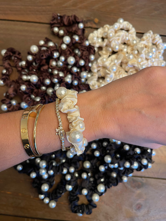 Thin Pearl Scrunchie