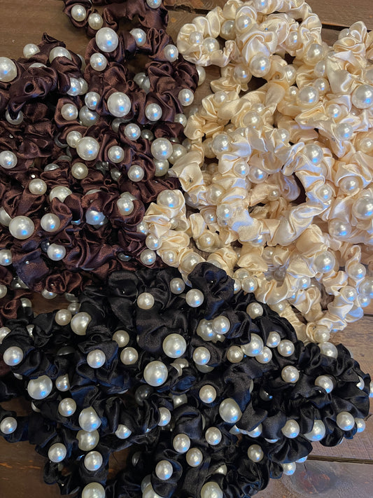 Thin Pearl Scrunchie